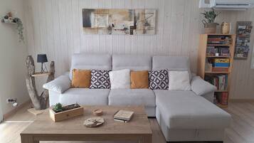 TV connectée, baby-foot, livres