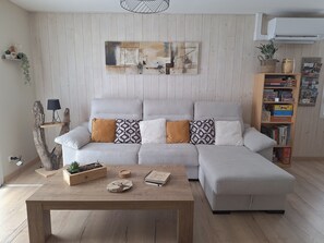 Smart TV, futbolito y libros 