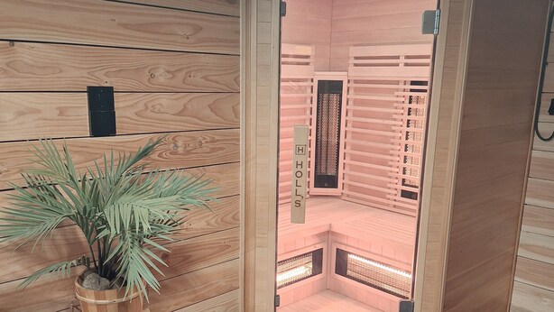 A wooden wall with a sauna sign, a potted plant, and a sauna entrance. - House 3★ with Sauna & Games Room: The Ideal Family Hideaway (Bussang)
