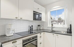 Fridge, coffee/tea maker