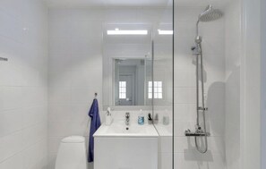 Shower, hair dryer - Gorgeous apartment in Læsø with house sea view (Læsø)