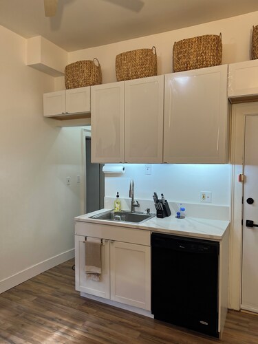 Cozy & Modern 2BR in Prime Belmont Spot