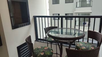 Basic Apartment | Outdoor dining
