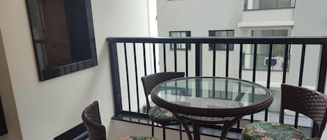 Apartemen Basic | Tempat makan outdoor