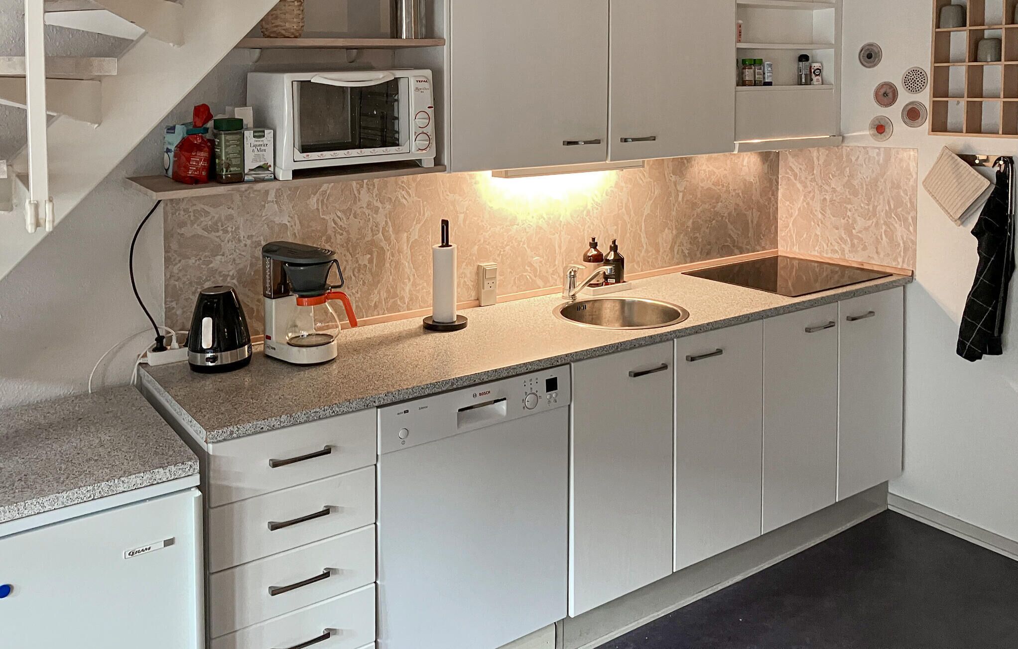 Réfrigérateur, plaque de cuisson, lave-vaisselle, cafetière/bouilloire