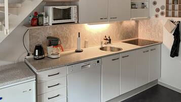 Jääkaappi, liesi, astianpesukone, kahvin-/teenkeitin