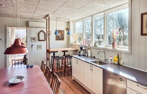 Frigorífico, placa de cocina, lavavajillas y cafetera o tetera