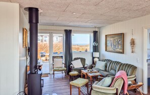 Una televisión, una chimenea