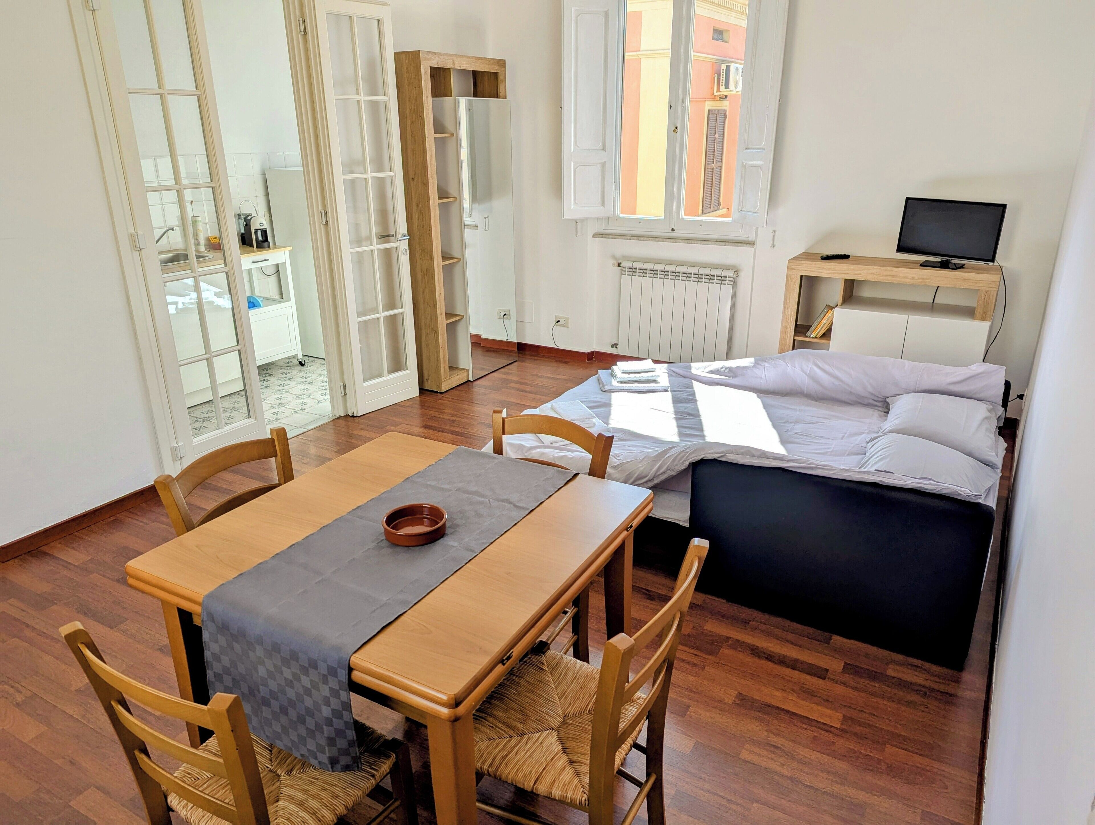 1 غرفة نوم ومكواة/لوح كي وواي فاي مجانًا وملاءات أسرّة