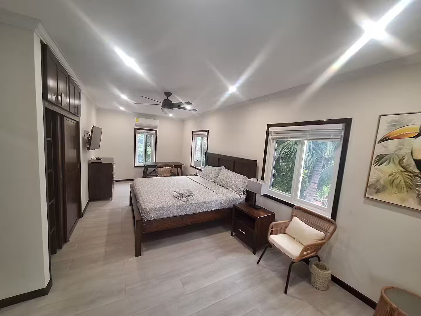 3 عدّة غرف نوم ومكواة/لوح كي وواي فاي وملاءات أسرّة