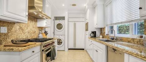 Micro-ondes, four, plaque de cuisson, lave-vaisselle