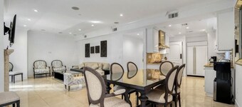 Beverly Hills Flat 2-bedroom 2 bath modern Apt close to Rodeo Dr.