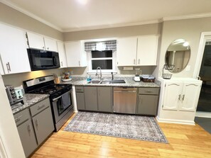 Mikrobølgeovn, ovn, kokeplater og oppvaskmaskin