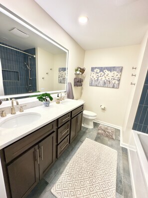 Douche, sèche-cheveux, serviettes fournies, savon