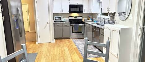 Mikrovågsugn, ugn, spishäll och diskmaskin