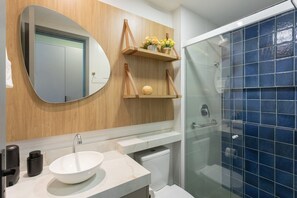 Apartament Deluxe | Bany | Tovalloles, sabó, xampú i paper higiènic 
