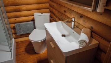 Chuveiro, secador de cabelo, sabonete, papel higiênico