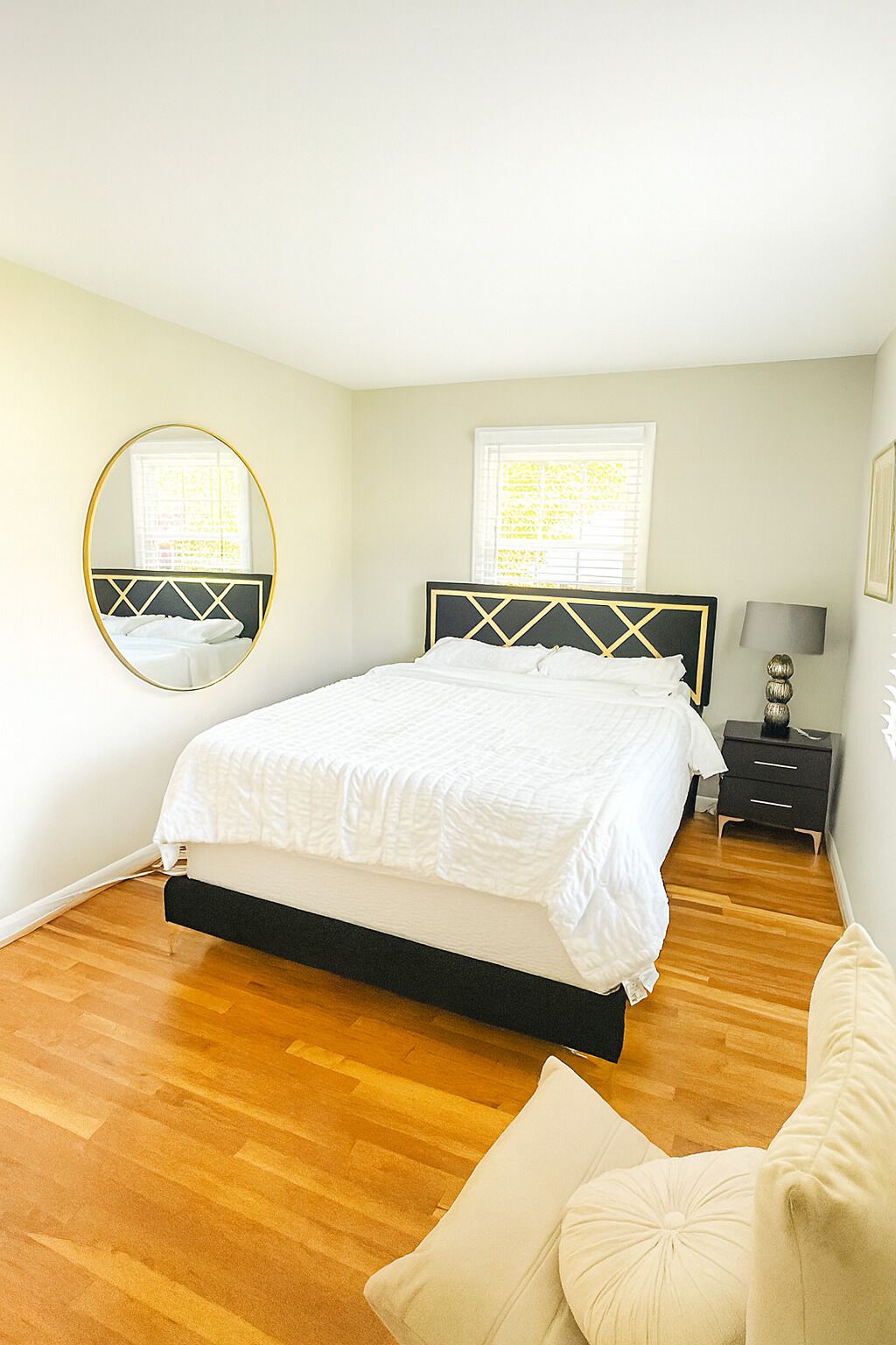 4 bedrooms, iron/ironing board, internet, bed sheets