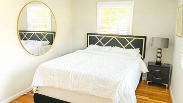 4 bedrooms, iron/ironing board, internet, bed sheets