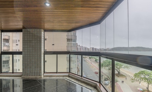 Aptos. em prédio à beira-mar na Praia do Morro - CEAs