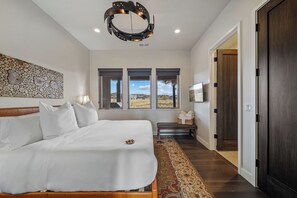 5 bedrooms, desk, free WiFi, bed sheets
