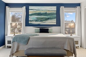 مكتب ومكواة/لوح كي وسرير سفر وواي فاي