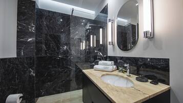 Haartrockner, Handtücher, Seife, Shampoo