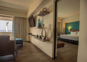 Ropa de cama de alta calidad y caja de seguridad en la habitación 