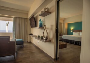 Suite estudio Deluxe, vista al mar | Ropa de cama de alta calidad y caja de seguridad en la habitación