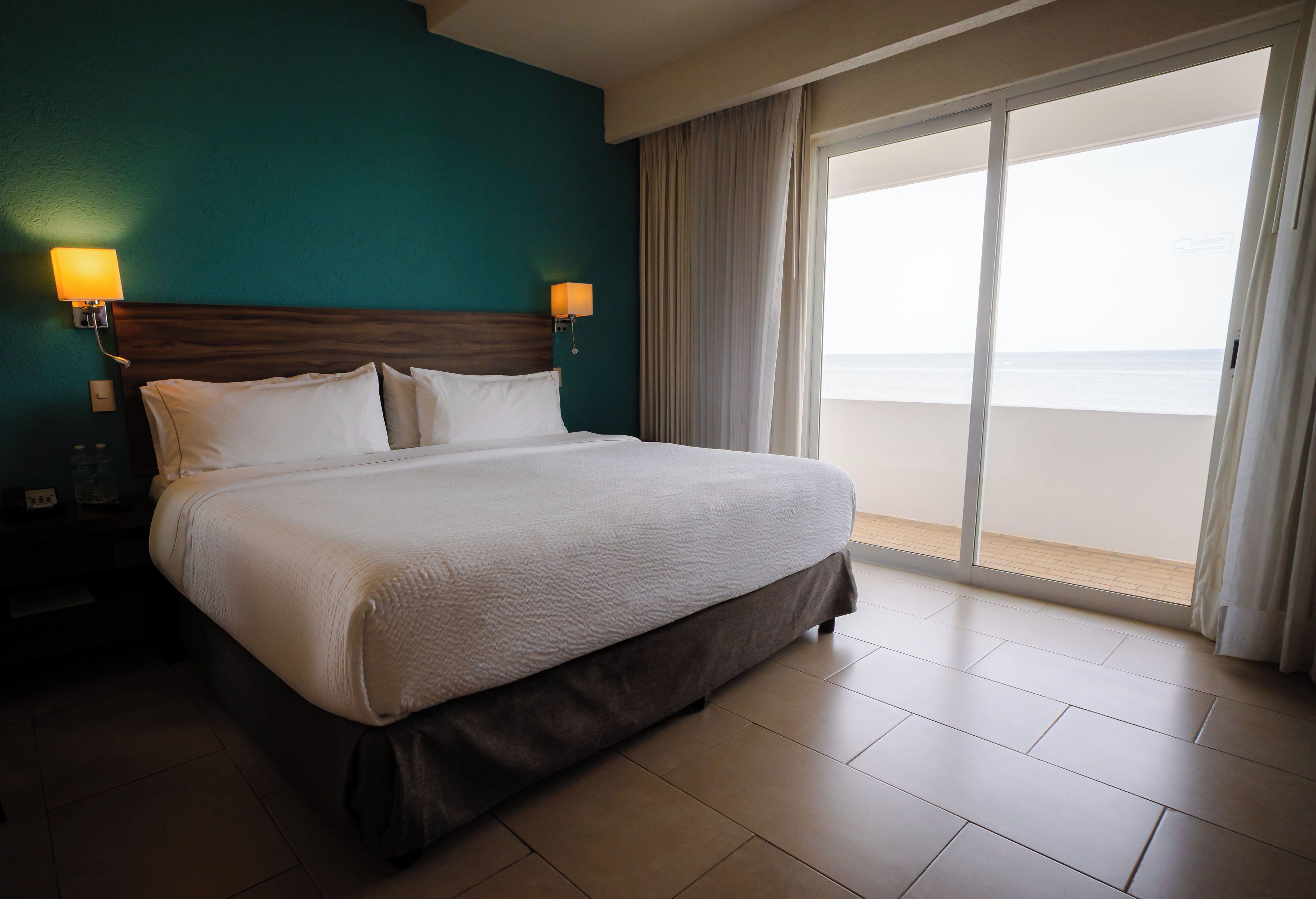 Habitación ejecutiva, vista al mar | Ropa de cama de alta calidad y caja de seguridad en la habitación 