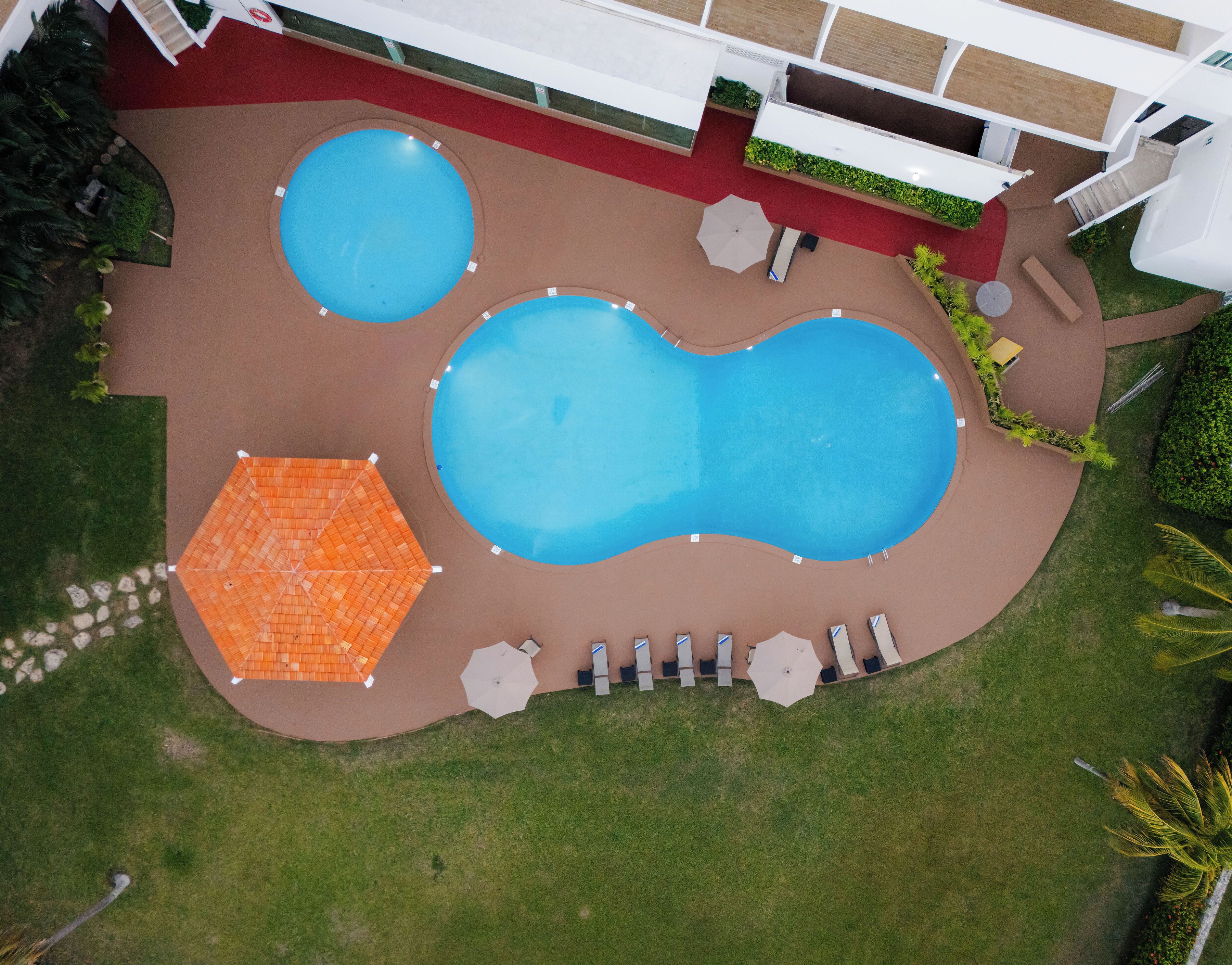 Piscine extérieure, chaises longues