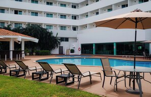 Outdoor pool, pool loungers - Hotel Katuxlan (Campeche)
