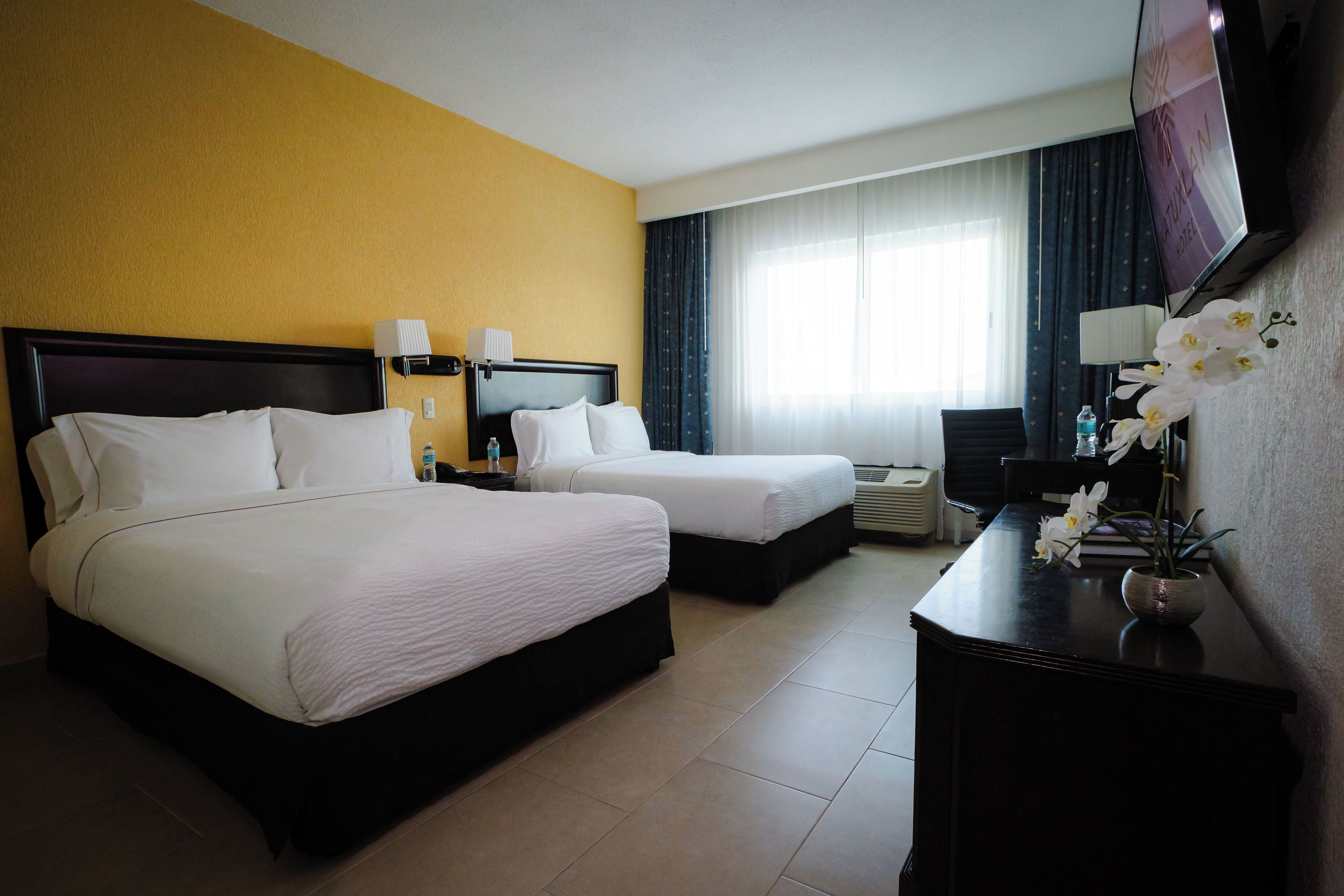 ห้องสแตนดาร์ด, เตียงใหญ่ 2 เตียง, วิวเมือง | เครื่องนอนระดับพรีเมียม, ตู้นิรภัยในห้องพัก, ผ้าม่านกันแสง