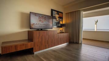 Suite estudio Deluxe, vista al mar | Ropa de cama de alta calidad y caja de seguridad en la habitación