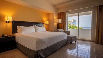 Habitación estándar, vista al mar | Ropa de cama de alta calidad y caja de seguridad en la habitación