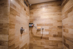 Habitación estándar, vistas al mar | Baño | Ducha, secador de pelo, toallas y jabón