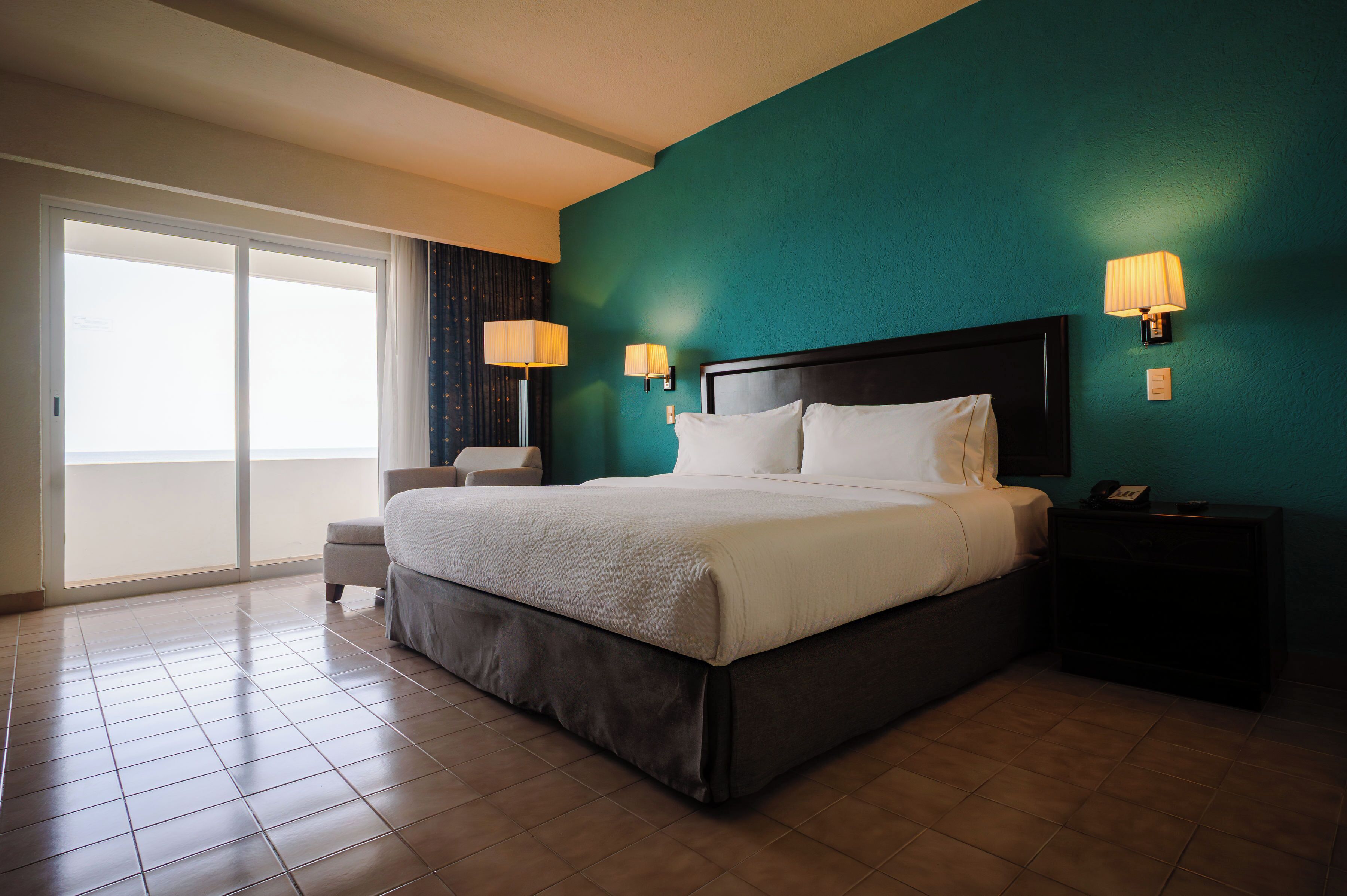 ห้องพรีเมียร์ | เครื่องนอนระดับพรีเมียม, ตู้นิรภัยในห้องพัก, ผ้าม่านกันแสง