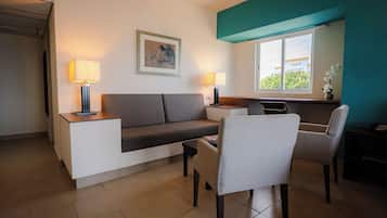 Habitación ejecutiva, vista al mar | Área de sala de estar | Televisión de pantalla plana