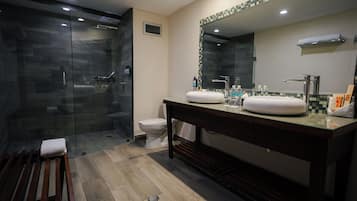 Deluxe Studio Suite, Sea View | Bathroom