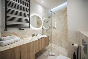 Hair dryer, towels, soap, shampoo - Apartment with Jacuzzi (Wrocław)