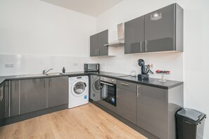 Fridge, microwave, oven, stovetop - Luxury accommodation- Near Train station and Airport (Luton)
