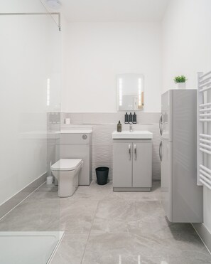 Hair dryer, towels, soap, shampoo - Luxury accommodation- Near Train station and Airport (Luton)