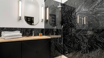 Haartrockner, Handtücher, Seife, Shampoo