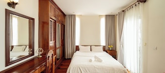 Cozy 1BR condo with hardwood floors and rooftop sunset garden in Phnom Penh