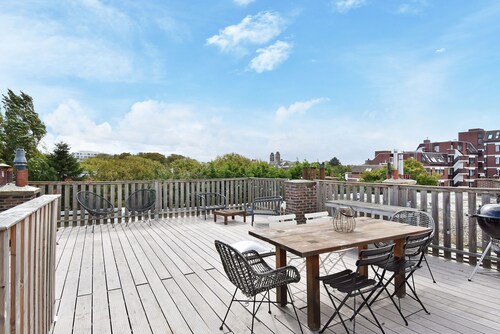 Penthouse with big terrace 50M close to beach and family neighbourhood. 