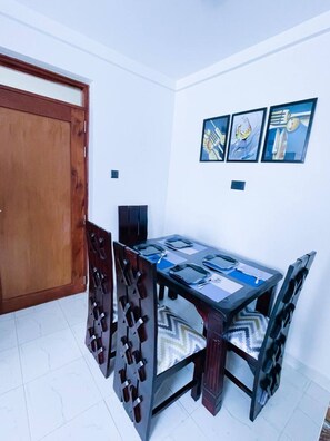 Dining - Classy 2 bedroom by Miss Omuts (Nairobi)