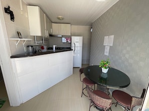Familienapartment | Eigene Küche | Mikrowelle, Ofen, Kochgeschirr/Geschirr/Besteck