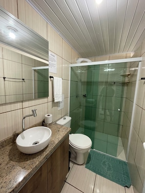 Habitación cuádruple Confort | Baño | Toallas y papel higiénico