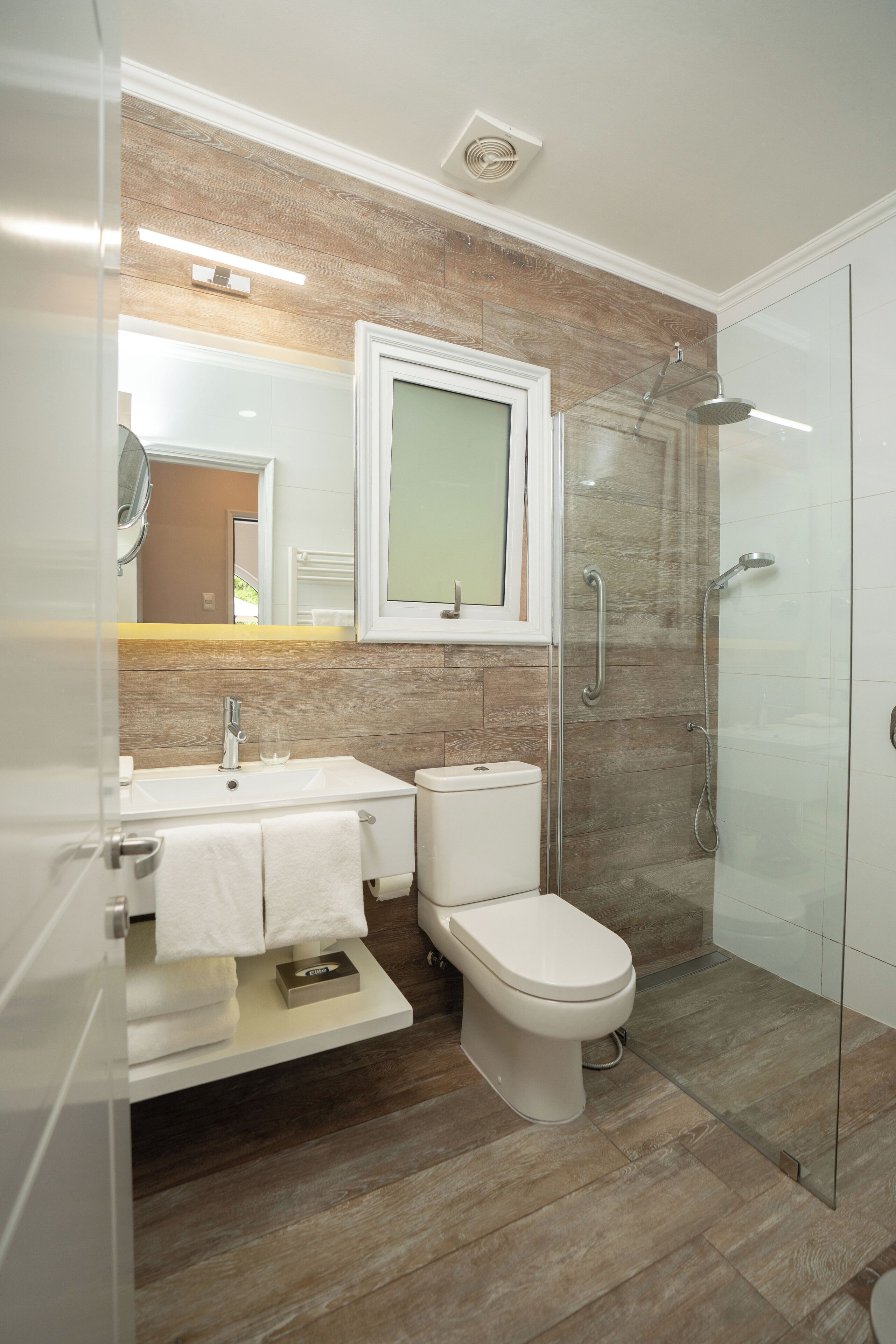 Doppia Standard, vista giardino | Bagno | Doccia, asciugacapelli, asciugamani, sapone