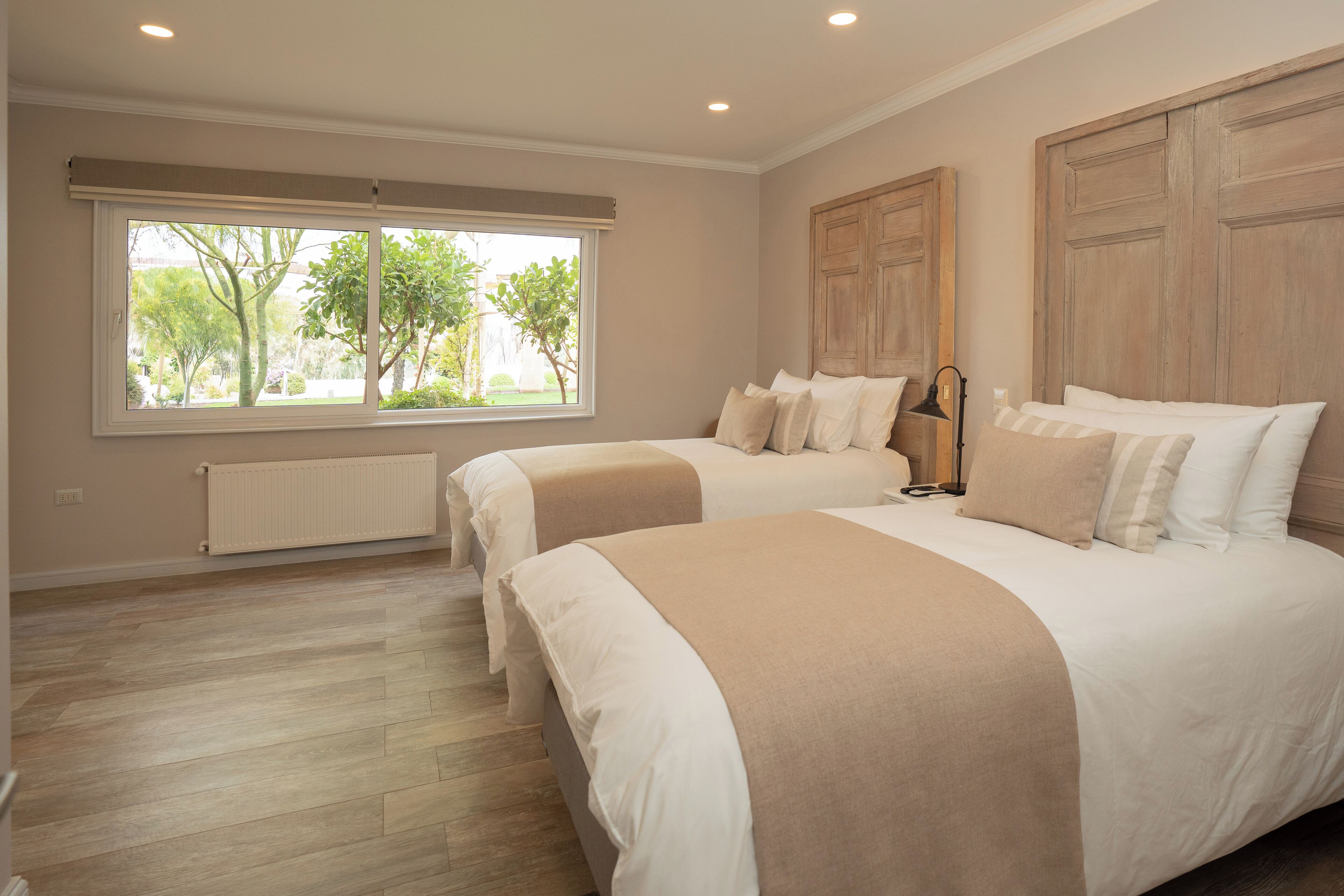 Chambre Double Supérieure, 2 chambres, vue jardin | Coffres-forts dans les chambres, bureau, Wi-Fi gratuit, draps fournis